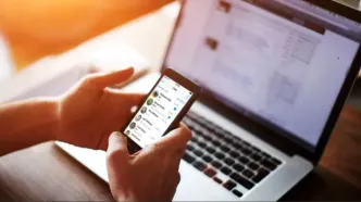 کار زیاد با موبایل و کامپیوتر، خطر خشکی چشم را دو برابر می‌کند
