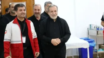 بازدید عراقچی از درمانگاه هلال‌احمر ایران در نجف اشرف