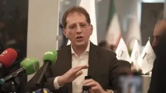 بابک زنجانی: افزایش قیمت دلار هیچ ربطی به مکانیسم ماشه و تحریم‌ها ندارد / تقصیر بانک مرکزی است