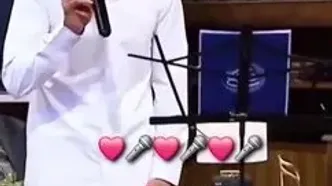 فیلم سکانس خندان / حامد آهنگی یه قمیشی آورده تو شب آهنگی و بهش میگه مرسی که به ایران برگشتی !