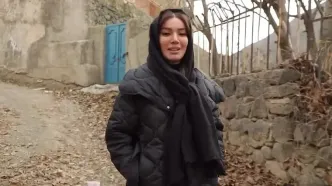 نگاهی به خانه صحرا اسداللهی در دل کوه های کندر کرج / چیدمان مدرن و سنتی از کرسی دلبرانه اش تا لوستر سه متری، خانه دوبلکس / از دیوار های شیشه ای تا آشپزخانه طلاکوب و...