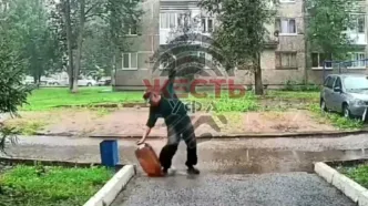 لحظه افتادن مرد و ترکیدن بطری پرخطر