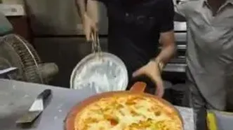 ببینید؛ این ویدیوی سوژه شبکه‌های مجازی شد؛ سرعت زیاد یک کارگر پاکستانی در برش پیتزا