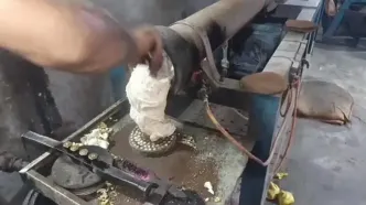 ببینید؛ مراحل جالب بازیافت ضایعات پلاستیکی و تولید چوب لباسی در پاکستان