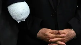 عکس؛ بوسه به دست قطع شده سرباز زندان اوین