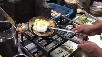 ببینید؛ غذای خیابانی در پاکستان؛ سرعت جالب آشپز خیابانی در پخت نیمرو در کراچی