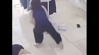 موش بازیگوش وارد لباس خانم فروشنده شد
