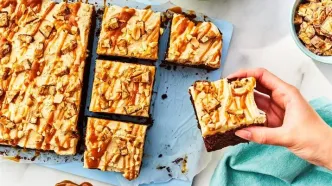 طرز تهیه کیک اسنیکرز؛ کیک شکلاتی خاص