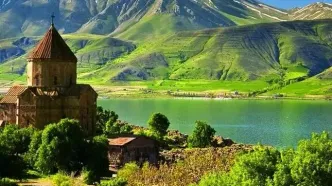 شنا در این دریاچه، موهای شما را طلایی می‌‍کند!