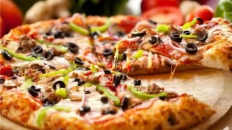 سرعت زیاد یک کارگر پاکستانی در برش پیتزا