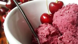 عصرونه امروز: طعم دلپذیر تابستان؛ طرز تهیه بستنی آلبالوی خانگی بدون نیاز به دستگاه