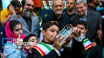 عکس یادگاری کودکان شیرخوارگاه آمنه با «پزشکیان»
