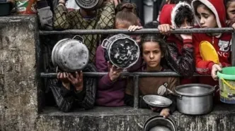 تصاویر غم‌انگیز از درگیری کودکان غزه با قحطی