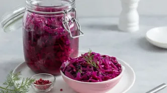 طرز تهیه ترشی کلم قرمز به روش رستورانی: چاشنی جذاب و خوش‌رنگ برای سفره‌های شما!