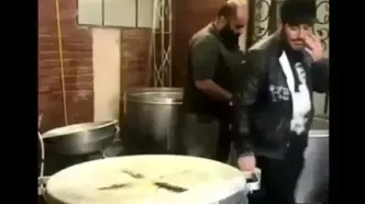 همکاری دو سوپراستار، علی دایی و محمدرضا گلزار در دادن غذای نذری امام حسین دست مردم/ چه حال و هوای عرفانی و نابی