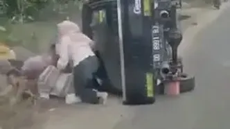ببینید؛ لحظه واژگونی وانت مملو از زنان