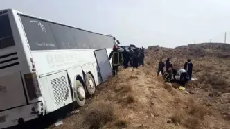 انحراف اتوبوس در شیراز؛ ۲۲ مسافر مصدوم شدند