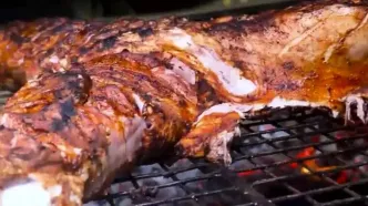 ببینید؛ غذای روستایی در امارات؛ کباب کردن شتر کامل توسط آشپزهای هندی در دبی