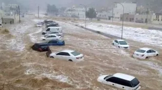 سیل در عسیر عربستان چند خودرو را با خود برد