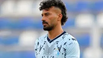 هواداران استقلال، رامین رضاییان را به زمین انداختند
