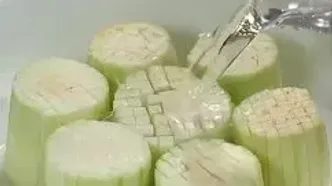تزئین بادمجان سرخ کرده به شکل گل