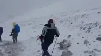 ببینید؛ بارش برف در قله دماوند در میانه تابستان