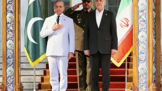 پزشکیان با استقبال نخست وزیر پاکستان وارد اسلام‌آباد شد