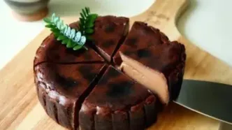 طرز تهیه لذیذترین چیز کیک شکلاتی باسک فقط با ۵ قلم مواد + فیلم / سه سوته چیز کیک شکلاتی باسک آماده است
