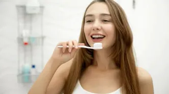 فواید و مضرات مسواک زدن قبل و بعد از صبحانه؛ کدام گزینه بهتر است؟