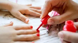 پیشنهاد روانشناس صداوسیما درباره لاک زدن دختر بچه‌ها