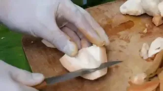 ببینید؛ غذای خیابانی در تایلند؛ برش زدن و پخت غذا با ماهی سرماری