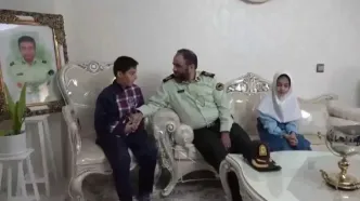 بدرقه پدرانه فرزندان شهید والامقام حسین اسماعیلی از خانه تا مدرسه توسط رئیس پلیس امنیت عمومی فراجا + فیلم