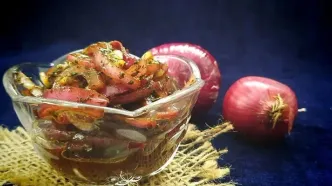 طرز تهیه پیاز پرورده؛ چاشنی بی‌نظیر کباب و کتلت