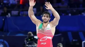 سلام نظامی محمدهادی ساروی به پرچم ایران پس از کسب مدال طلای مسابقات کشتی فرنگی قهرمانی جهان/ ویدئو