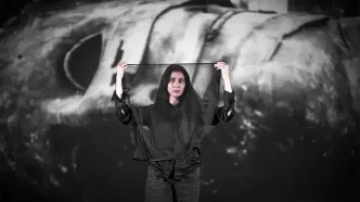 «مونا فرجاد» روی صحنه تئاتر لبخند می‌رود