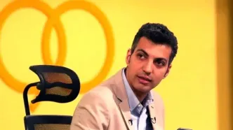 عادل فردوسی پور با دکوری شبیه به برنامه ۹۰ بازگشت