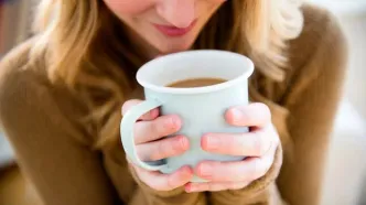 قهوه ناشتا؛ فاجعه یا فرصت؟ عوارض و فواید نوشیدن قهوه با شکم خالی