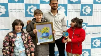 پورعلی گنجی در میان کودکان آسایشگاه خیریه