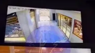 فیلم صفر تا صد سرقت مسلحانه از طلافروشی در درگهان قشم / از داخل طلافروشی تا صحنه فرار دزدان با سمند