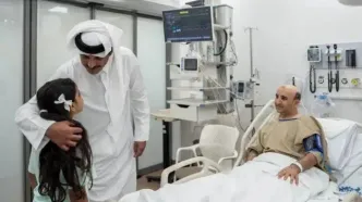 امیر قطر به عیادت مجروحان حمله اسرائیل رفت + عکس
