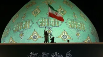 رجزخوانی حماسی بر علیه دشمنان در لحظات اهتزاز پرچم ایران در مسجد جمکران/ ویدئو
