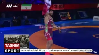 سلام نظامی «محمدهادی ساروی» به پرچم ایران پس از کسب مدال طلای مسابقات کشتی فرنگی قهرمانی جهان