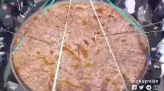 (ویدیو)  سنگین ترین املت سوسیس جهان در حال پخت!