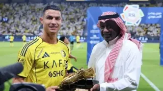 کفش طلا در دستان رونالدو
