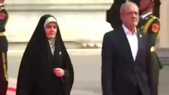 لحظه ورود پزشکیان و دخترش به مراسم رژه چین