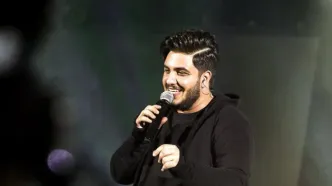اجرای کنسرت توسط آقای خواننده بعد از قطع برق/ وبدئو