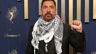 «خاویر باردم» با چفیه در مراسم «امی 2025» حاضر شد