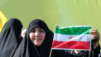 اهتزاز پرچم ایران در مراسم سالگرد شهادت سید حسن نصرالله/تصاویر