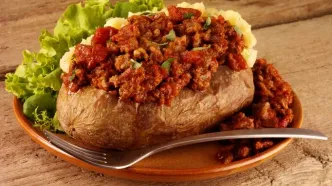 طرز تهیه سیب زمینی شکم پر با گوشت چرخ کرده