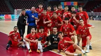 پسران هندبال مالدیو را گلباران کردند